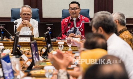 Menteri Pekerjaan Umum dan Perumahan Rakyat Basuki Hadimuljono (kiri) bersama Gubernur Jawa Barat Ridwan Kamil (kanan) memimpin rapat bersama Kepala Daerah Kabupaten/Kota di Gedung Sate, Bandung, Jawa Barat, Kamis (16/1). Bendungan Cijuray siap dibangun mulai 2021 dan ditargetkan selesai 2024.