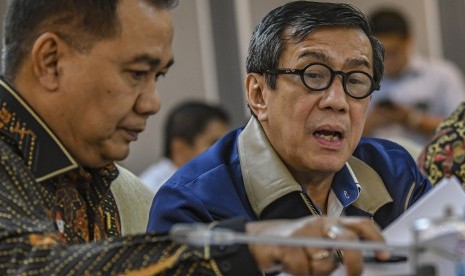 Menteri Hukum dan HAM Yasonna H Laoly (kanan) 