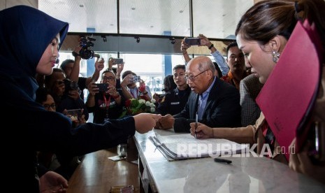 Koordinator Tim Hukum DPP PDIP I Wayan Sudirta (kedua kanan) mengisi buku tamu setibanya di gedung ACLC KPK, Jakarta, Kamis (16/1/2020).