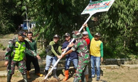 Kegiatan karya bakti normalisasi Sungai Cisuda dan Sungai Cisarai, yang digelar Kodim 0607 Kota Sukabumi bersama Pemkot Sukabumi dan komponen masyarakat Kota Sukabumi dalam mencegah bencana, Jumat (17/1).