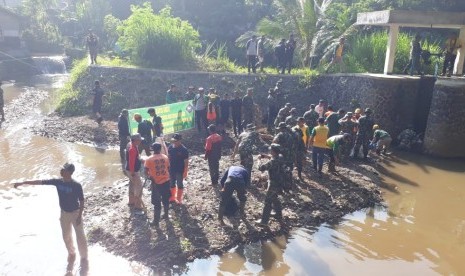 Cegah Bencana, Sukabumi Gencarkan Normalisasi Sungai. Kegiatan karya bakti normalisasi Sungai Cisuda dan Sungai Cisarai, yang digelar Kodim 0607 Kota Sukabumi bersama Pemkot Sukabumi dan komponen masyarakat Kota Sukabumi dalam mencegah bencana, Jumat (17/1).