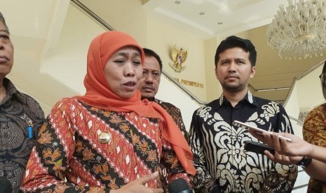 Gubernur Jawa Timur Khofifah Indar Parawansa didampingi Wakil Gubernur Jatim Emil Dardak.