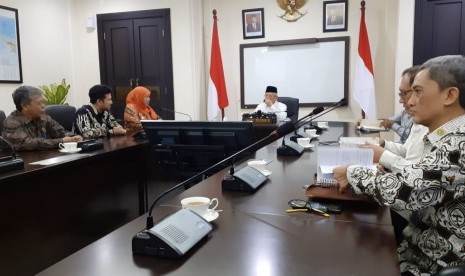 Khofifah Ingin Pusat Keuangan Syariah Indonesia Ada di Jatim. Foto: Gubernur Jawa Timur Khofifah Indar Parawansa didampingi Wakil Gubernur Jatim Emil Dardak usai menemui Wakil Presiden Maruf Amin di Kantor Wapres, Jakarta, Jumat (17/1).