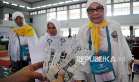 Proses pembangunan asrama embarkasi haji Indramayu ditandai penentuan bahas lahan. Foto jamaah haji.