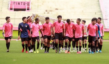 Sejumlah pesepak bola Tim Nasional Indonesia U-16 membawa gawang seusai berlatih di Stadion Gelora Delta Sidoarjo, Jawa Timur, Jumat (17/1/2020). 