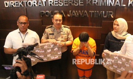 Indef: Kasus Memiles Bukti Pengawasan Lemah. Polisi menunjukkan tersangka berinisial SW beserta barang bukti saat ungkap kasus investasi ilegal Memiles yang dikelola PT Kam and Kam di Mapolda Jawa Timur, Surabaya, Jawa Timur.