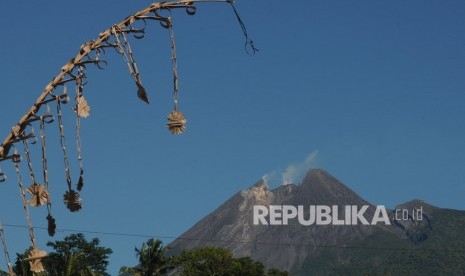 Asap putih terlihat keluar dari puncak Gunung Merapi terlihat di Tangkil, Kemalang, Klaten, Jawa Tengah, Jumat (17/1/2020). 