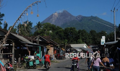 Sejumlah warga beraktivitas dengan berlatar belakang Gunung Merapi di Tangkil, Kemalang, Klaten, Jawa Tengah. Ilustrasi.