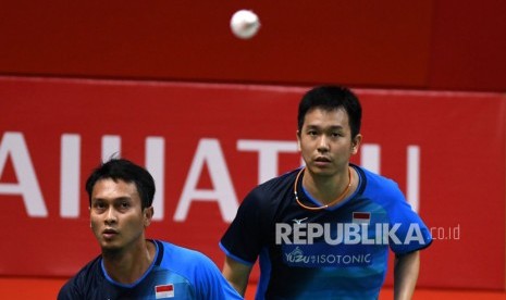 Pebulu tangkis ganda putra Indonesia Hendra Setiawan (kanan) dan rekannya Mohammad Ahsan memperhatikan kok pengembalian dari arah lawannya asal China Taipei Lee Yang dan Wang Chi Lin dalam babak perempat final Daihatsu Indonesia Masters 2020 di Istora Senayan, Jakarta, Jumat (17/1/2020). 