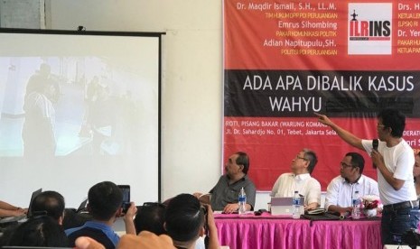 Politikus PDI Perjuangan Adian Napitupulu (kanan) menunjukkan cuplikan rekaman CCTV ketika penyidik KPK mendatangi kantor DPP PDIP Kamis, 9 Januari 2020 lalu, di Jakarta Selatan, Ahad (19/1). 