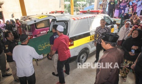 Jenazah korban kecelakaan bus tiba di Masjid Assobariyah untuk dishalatkan, Depok, Jawa Barat, Ahad (19/1/2020). 