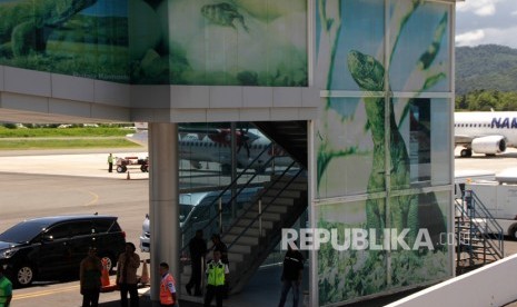 Sejumlah petugas bandara berteduh di bawah atap Bandara Komodo Labuan Bajo, Manggarai Barat, NTT Ahad (19/1/2020) lalu. Kementerian Perhubungan (Kemenhub) menginformasikan atap di area terminal Bandar Udara (Bandara) Komodo, Nusa Tenggara Timur (NTT) yang bocor akibat intensitas hujan cukup tinggi telah diperbaiki.