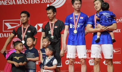 Pebulu tangkis ganda putra Indonesia Kevin Sanjaya Sukamuljo (kedua kanan) dan Marcus Fernaldi Gideon (kanan) serta Hendra Setiawan (kedua kiri) dan Mohammad Ahsan (kiri) memegang medali usai menjuarai kejuaraan Daihatsu Indonesia Masters 2020 kategori ganda putra di Istora Senayan, Jakarta, Ahad (19/1/2020).