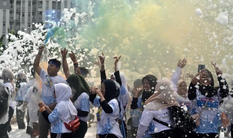 Indonesia Bubble Run di Bekasi, Jawa Barat, Ahad (19/1). Pelari pemula sebaiknya mengikuti lomba secara bertahap, dimulai dari 5 km.