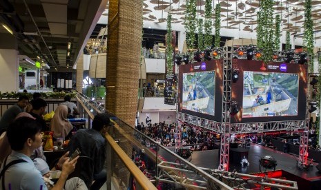 Pengunjung menyaksikan Tim atlet esports bertanding game Free Fire pada Final Kualifikasi Regional Barat Piala Presiden Esports 2020 di Paskal 23 Mall, Bandung, Jawa Barat, Ahad (19/1/2020).