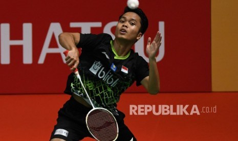 Pebulu tangkis tunggal putra Indonesia Anthony Sinisuka Ginting mengembalikan kok ke arah lawannya asal Denmark Anders Antonsen dalam pertandingan babak final Daihatsu Indonesia Masters 2020 di Istora Senayan, Jakarta, Ahad (19/1/2020).