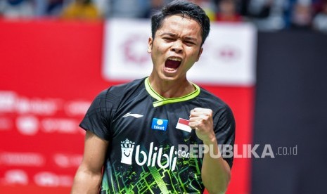 Pebulu tangkis tunggal putra Indonesia Anthony Sinisuka Ginting melakukan selebrasi usai menang melawan pebulu tangkis asal Denmark Anders Antonsen dalam pertandingan babak final Daihatsu Indonesia Masters 2020 di Istora Senayan, Jakarta, Ahad (19/1/2020).