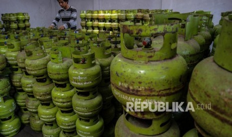 Pekerja menata tabung gas elipiji ukuran tiga kilogram di salah satu agen LPG Kota Tasikmalaya, Jawa Barat, Selasa (21/1/2020). 