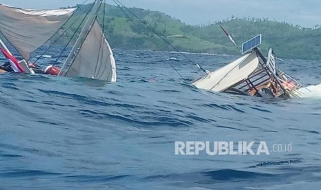 Kapal yang ditumpangi wartawan terbalik di Labuan Bajo. PBD Kabupaten Manggarai Barat menyebut di lokasi tersebut memang kerap terjadi peristiwa kapal tenggelam. 