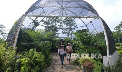 Sejumlah pengunjung berada di area Kebun Raya Indrokilo di Boyolali, Jawa Tengah.