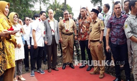 Menteri Desa, Pembangunan Daerah Tertinggal dan Transmigrasi Abdul Halim Iskandar dan Duta Besar Republik Rakyat Tiongkok untuk Republik Indonesia Mr Xiao Qian mengunjungi Desa Sukajaya, Kecamatan/Kabupaten Sukabumi dalam mendorong kerjasama bidang pertanian, Selasa (21/1).