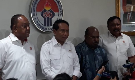 (Kiri-kanan) Ketua Umum KONI Pusat, Marciano Norman, Menpora Zainuddin Amali, Gubernur Papua Lukas Enembe di Gedung Kemenpora, Senayan, Jakarta pada Selasa (21/1).