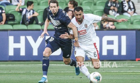 Pesepak bola Bali United Brwa Nouri (kanan) berebut bola dengan pesepak bola Melbourne Victory Robbie Kruse pada pertandingan babak penyisihan Liga Champions Asia 2020 di Stadion Aami Park, Melbourne, Australia, Selasa (21/1/2020). 