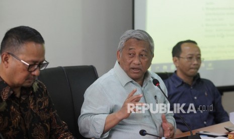 Ketua Dewan Pers Muhammad Nuh (tengah) bersama Direktur Jenderal Aplikasi Informatika Kementerian Komunikasi dan Informatika Semuel Abrijani Pangerapan (kiri) dan Ketua Komisi Hubungan Antar Lembaga dan Internasional Dewan Pers Agus Sudibyo (kanan) saat mengadakan rapat kerja antar lembaga Pers di Gedung Dewan Pers, Jakarta, Selasa (21/1/2020).