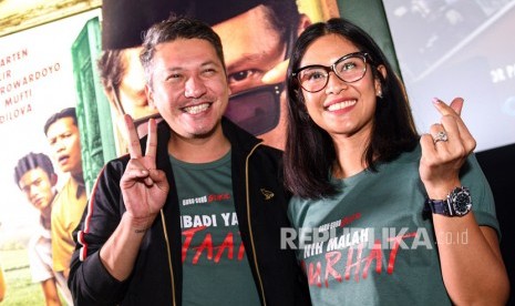 Aktor pemeran film Guru-Guru Gokil Gading Marten (kiri) dan aktris sekaligus produser Dian Sastrowardoyo (kanan) berpose disela-sela konferensi pers peluncuran teaser poster dan teaser trailer di Plasa Senayan XXI, Jakarta, Selasa (21/1/2020).