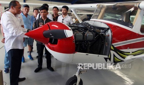 Pembuat pesawat Swayasa Ultralight asal Pinrang, Haerul (tengah) mendapat penjelasan dari Wakil Ketua Indonesia Flying Club (IFC) Untung Medianto (kiri) tentang mesin pesawat Cesna 152 saat berkunjung ke markas FASI DKI Jakarta di Pondok Cabe, Tangerang Selatan, Banten, Selasa (21/1/2020).