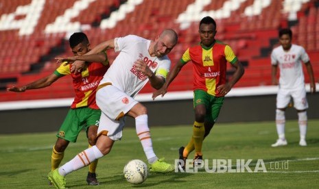 Pesepak bola PSM Makassar Willem Jan Pluim (kedua kiri) menggiring bola yang dihadang pesepak bola Lalenok United Timor Leste Francisco Minorino Savio (kiri) dan Francisco Da Costa (kedua kanan) dalam pertandingan play off AFC Cup 2020 di Stadion I Wayan Dipta, Gianyar, Bali, Rabu (22/1/2020). 