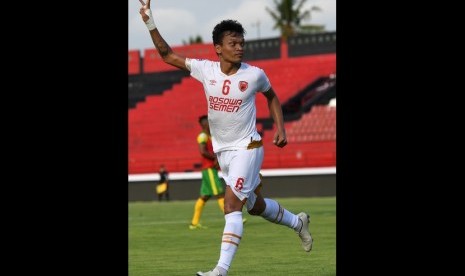 Pesepak bola PSM Makassar Ferdinand Sinaga beraksi setelah berhasil membobol gawang Lalenok United Timor Leste dalam pertandingan play off AFC Cup 2020 di Stadion I Wayan Dipta, Gianyar, Bali, Rabu (22/1/2020). 