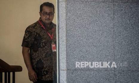 Wakil Ketua Komisi I DPR Teuku Riefky Harsya mendesak pemerintah meningkatkan layanan internet.