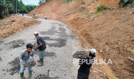 Sejumlah pekerja Dinas Bina Marga dan Pengairan Kabupaten Bogor melakukan perbaikan infrastruktur jalan pasca bencana tanah longsor di ruas jalan utama Cigudeg-Sukajaya, Kabupaten Bogor, Jawa Barat, Rabu (22/1/2020)