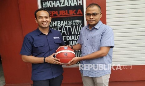 Pemimpin Redaksi Republika, Irfan Junaidi (kanan) menerima Bola dari Direktur Utama IBL, Junas Miradiarsyah (kiri) usai media visit IBL, ke kantor Republika, Rabu (22/1).