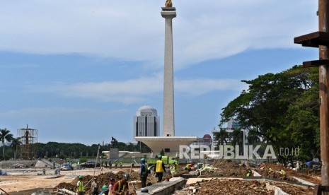 Sejumlah buruh mengerjakan pembangunan Plaza Selatan Monumen Nasional (Monas) di Jakarta, Rabu (22/1/2020).