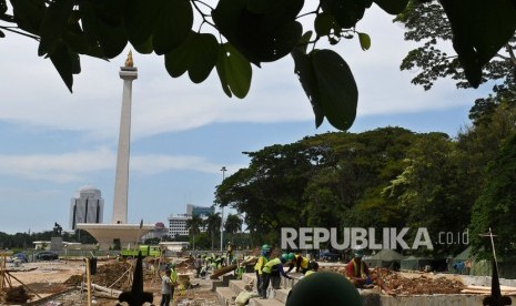 Sejumlah buruh mengerjakan pembangunan Plaza Selatan Monumen Nasional (Monas) di Jakarta, Rabu (22/1/2020).