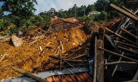 Sejumlah bangunan rusak tertimbun material longsor di Kampung Cigobang, Lebak, Banten, Rabu (22/1/2020).