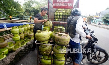 Pekerja menata gas elpiji 3 kg bersubsidi untuk didistribusikan di Bogor, Jawa Barat, Kamis (23/1/2020).