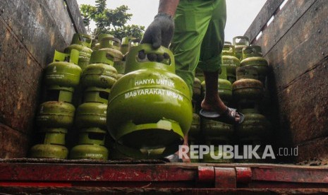 Pekerja menata gas elpiji 3 kg bersubsidi untuk didistribusikan. ilustrasi