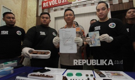 Kapolres Jakarta Selatan Kombes Pol Bastoni Purnama (tengah) didampingi Wakasat Narkoba Polres Jakarta Selatan Kompol Astoto (kedua kiri) dan Kanit Narkoba Polres Jakarta Selatan AKP Billy (kedua kanan) memperlihatkan barang bukti ganja dalam bentuk brownies saat konferensi pers ungkap kasus narkoba terhadap Warga Negara Asing (WNA) di Polres Metro Jakarta Selatan, Jakarta, Kamis (23/1/2020).