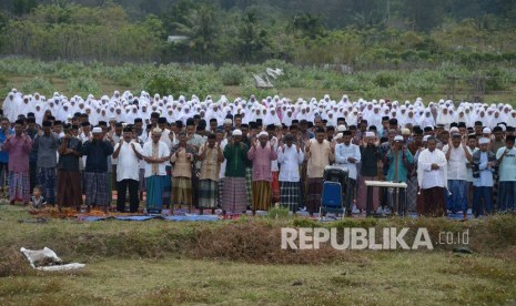  Tata Cara Sholat Istisqa Menurut Imam Syafii. Foto:  Sejumlah warga melaksanakan sholat Istisqa di lahan sawah terdampak kekeringan di Desa Lambadeuk, Kecamatan Peukan Bada, kabupaten Aceh Besar, Aceh, Kamis (23/1/2020).