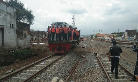 PT KAI melakukan uji coba lokomotif di Stasiun Garut, Kamis (23/1). Untuk pertama kalinya, sejak jalur kereta Cibatu Garut ditutup pada 1983, lokomotif kembali masuk ke stasiun itu. 