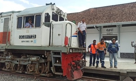 PT KAI melakukan uji coba lokomotif di Stasiun Garut, Kamis (23/1). Untuk pertama kalinya, sejak jalur kereta Cibatu Garut ditutup pada 1983, lokomotif kembali masuk ke stasiun itu. 