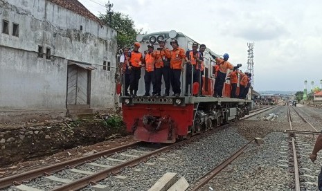 PT KAI melakukan uji coba lokomotif di Stasiun Garut, Kamis (23/1). Untuk pertama kalinya, sejak jalur kereta Cibatu Garut ditutup pada 1983, lokomotif kembali masuk ke stasiun itu. 