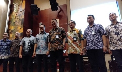 Direktur Utama Garuda Indonesia Irfan Setiaputra bersama jajaran direksi lainnya melakukan foto bersama setelah acara temu media di Gedung Garuda City Center, Cengkareng, Kamis (23/1). 