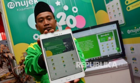 Peserta menunjukkan aplikasi ojek online Nusantara Ojek (Nujek).