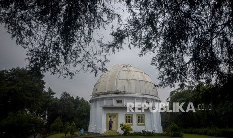 Petugas keamanan memeriksa halaman Observatorium Peneropongan Bintang Bosscha yang merupakan peninggalan bersejarah di Lembang, Jawa Barat, Kamis (23/1/2020).(Antara/Raisan Al Farisi)