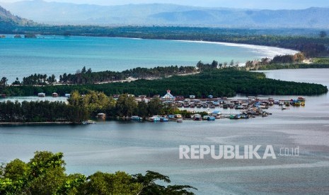 Kampung Enggros (Injros) tampak dari ketinggian dalam Teluk Youtefa, Kota Jayapura, Papua, Kamis (23/1/2020).