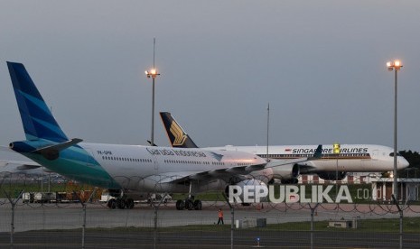 Pesawat melintasi landasan pacu tiga Bandara Internasional Soekarno-Hatta (Soetta) di Tangerang, Banten, Kamis (23/1/2020)